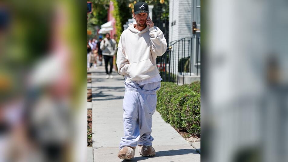 Justin Bieber sorgt mit einem ungewöhnlichen Jogginghosen-Outfit für Aufsehen.