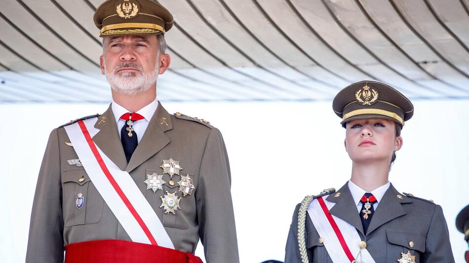 König Felipe und Tochter Leonor von Spanien in Militäruniform.