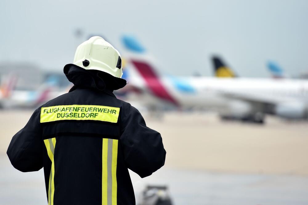 Flughafen Düsseldorf: Tanklastzug verliert Kerosin