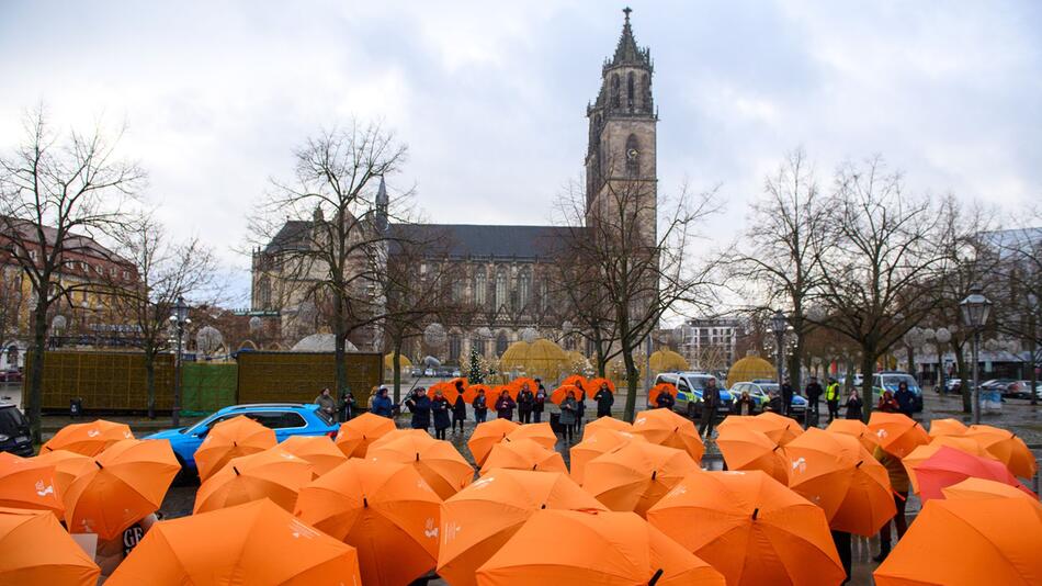 Gedenktag "Gewalt gegen Frauen" - Aktion auf Domplatz