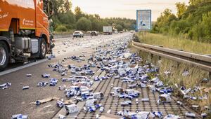 Lkw verliert Energydrink-Dosen auf A8