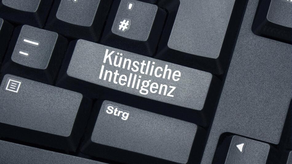 Auf einer Computertastatur steht der Schriftzug "Künstliche Intelligenz".