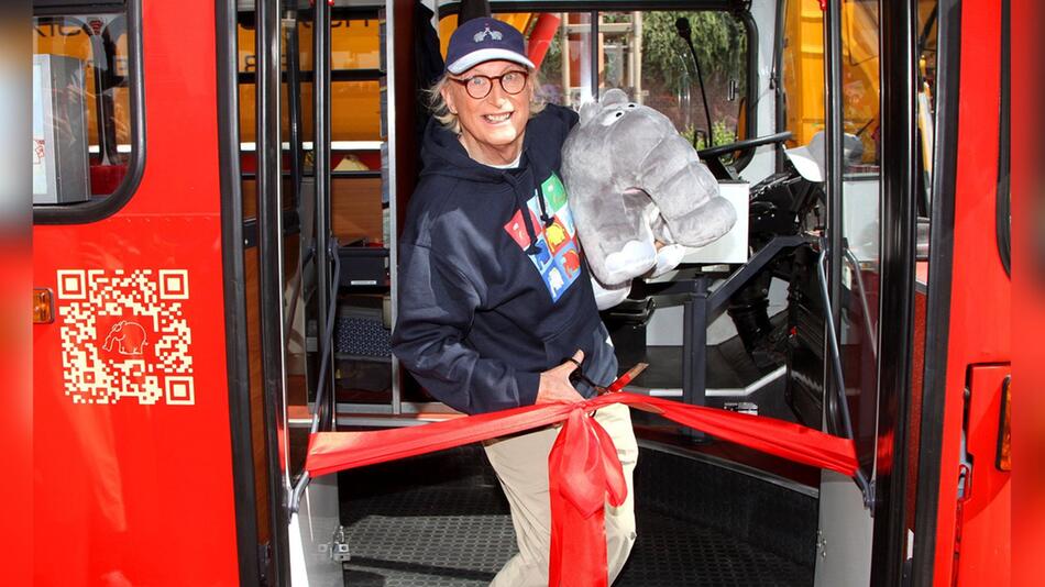 Comedian Otto Waalkes bei der Jungfernfahrt des Ottifanten-Busses in der Hansestadt Hamburg.