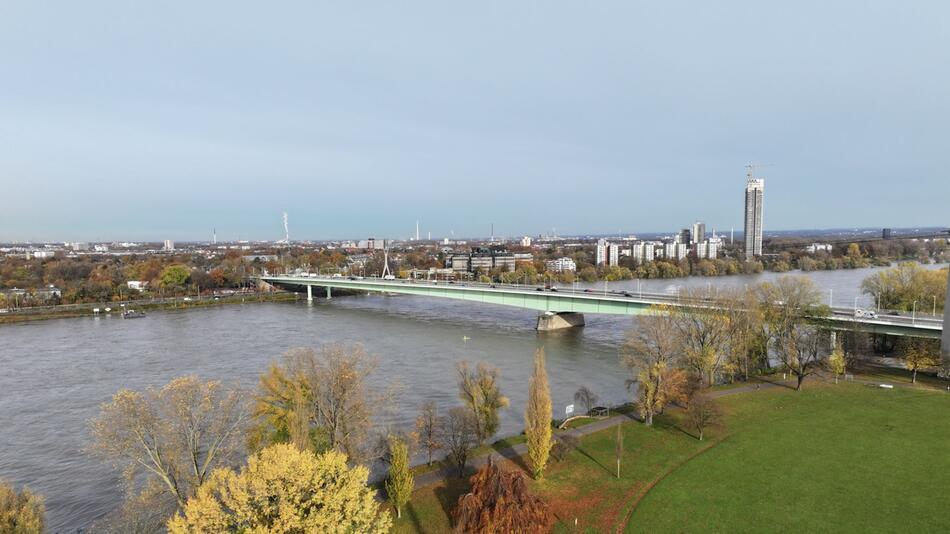 Köln - Zoobrücke und Rheinpark