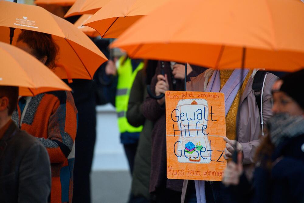 Gedenktag "Gewalt gegen Frauen" - Aktion auf Domplatz