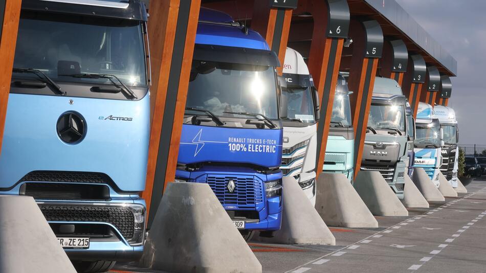 Einweihung Ladepark für E-Lkw am Hermsdorfer Kreuz