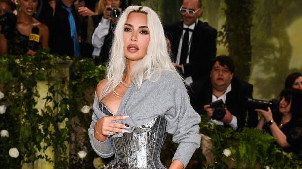 Mit diesem Kleid war Kim Kardashian mal wieder ein Hingucker bei der Met Gala.