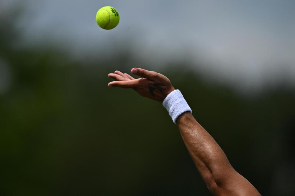 Der Australier Thanasi Kokkinakis serviert am 26. Juni 2023 in der Qualifikation für Wimbledon