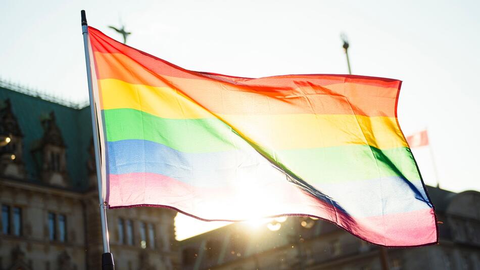 Demonstration für Regenbogenflagge am Bahnhof von Neubrandenburg