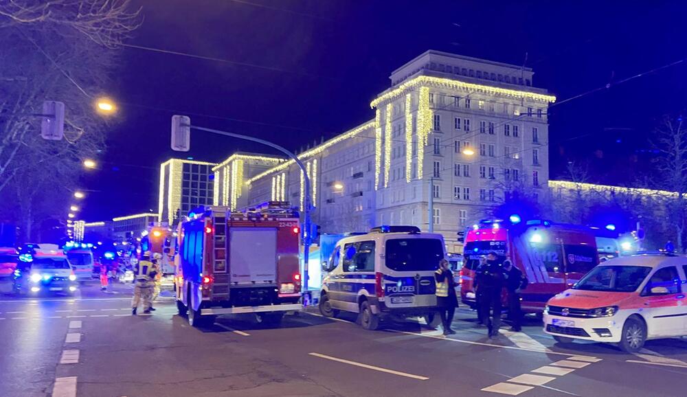 Auto fährt in Menschenmenge auf Magdeburger Weihnachtsmarkt