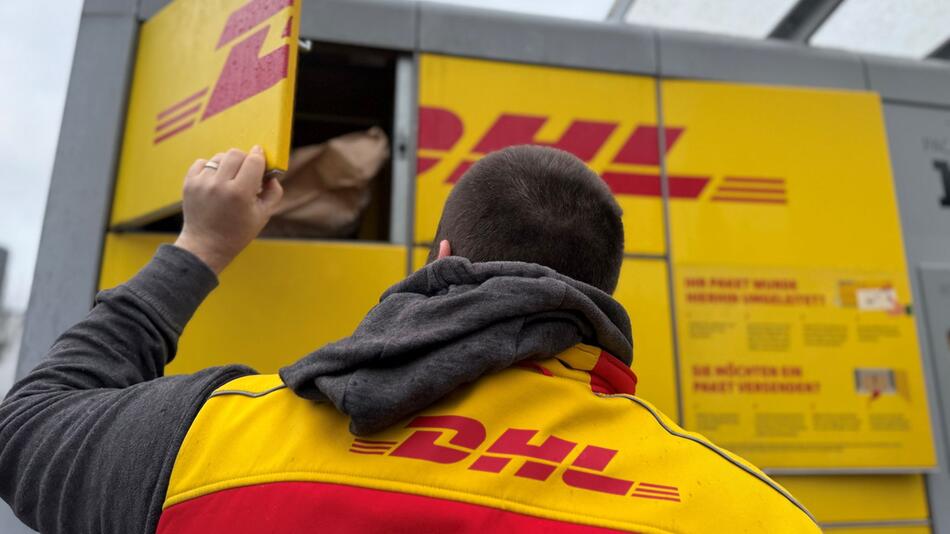 DHL-Paketbote an Packstation