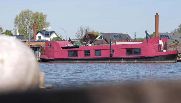 pink-farbenes Hausboot in Hamburg