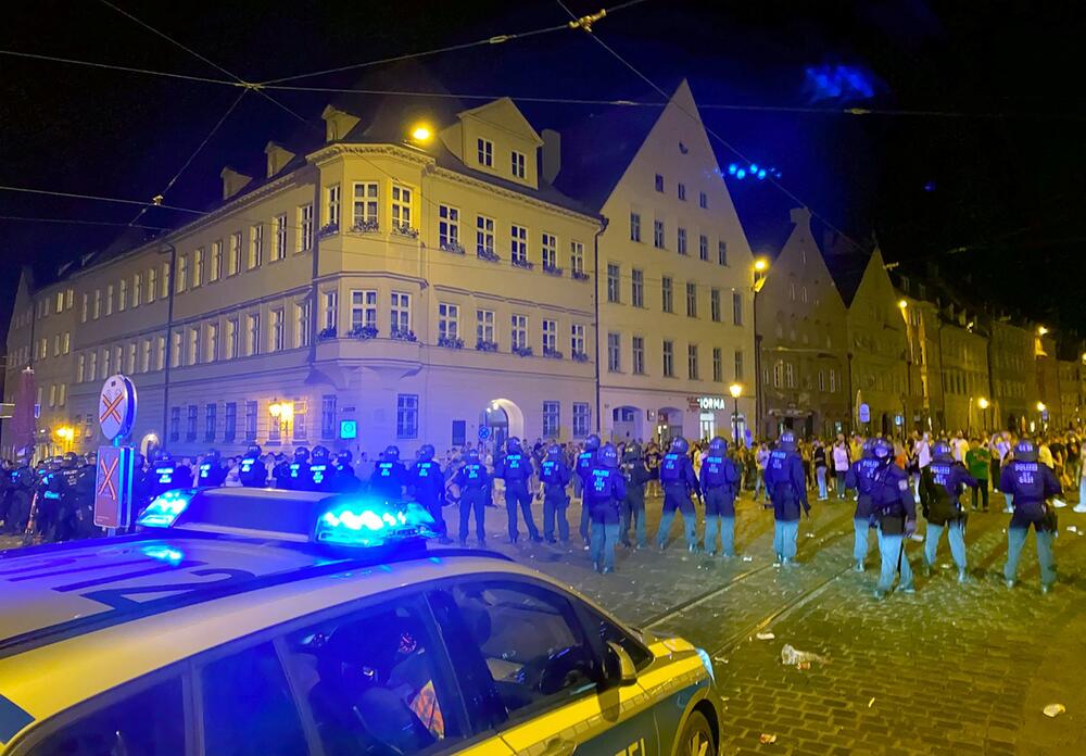 Hunderte Menschen feiern in Augsburger Innenstadt