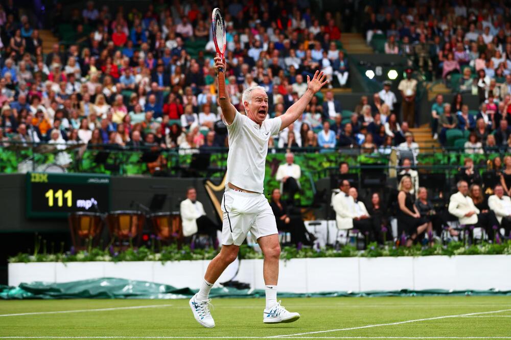 John McEnroe beschwert sich am 19. Mai 2019 während eines Einlagespiels in Wimbledon