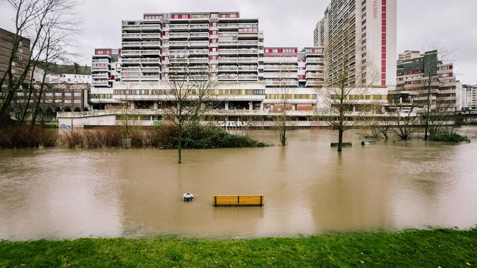 Das Peter-Fechter-Ufer in Hannover wurde vom Hochwasser der Ihme überschwemmt