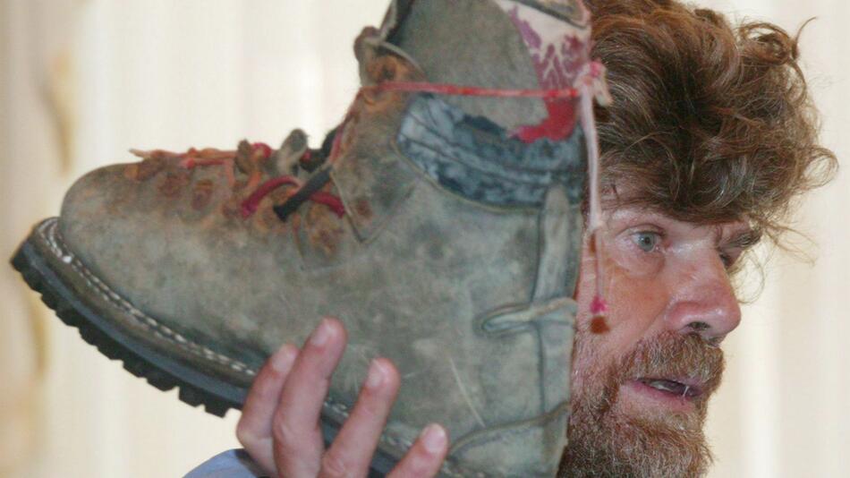 Reinhold Messner mit Schuh des Bruders