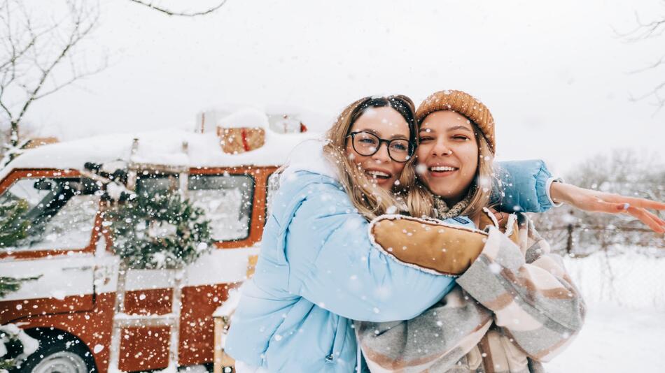 Zwei Frauen im Schnee