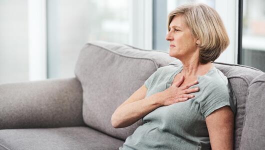 Frau Hand Herz Herzprobleme