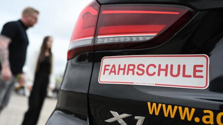 Fahrschulen laufen Schüler weg, obwohl Führerschein günstiger werden soll