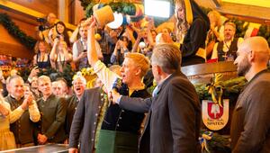 Hat nach eigenen Angaben für diesen Moment geübt: Münchens OB, Dominik Krause, beim Wiesn-Anstich.