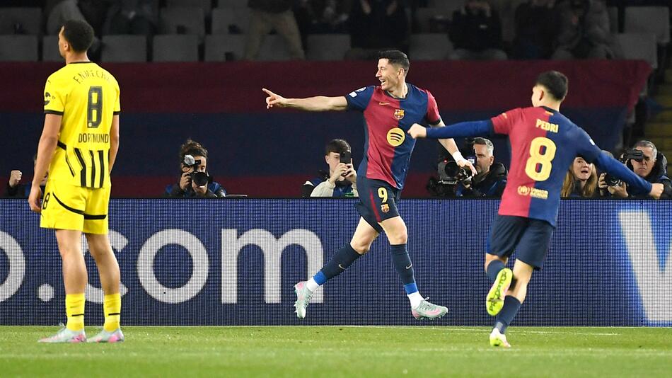 Robert Lewandowski feiert das 2:0 für den FC Barcelona.