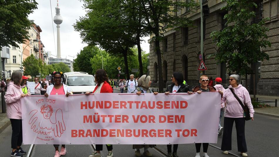 Demonstration zum Start der Kampagne "100.000 Mütter"