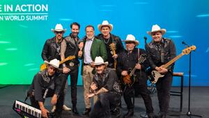 The BossHoss singen und trainieren mit Schwarzenegger