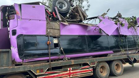 Busfahrer schläft ein – 13 Tote bei Unfall