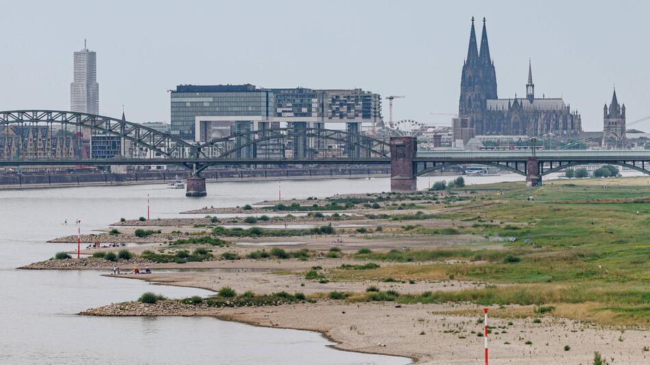 Blick von der Rheinbrücke Rodenkirchen auf Köln