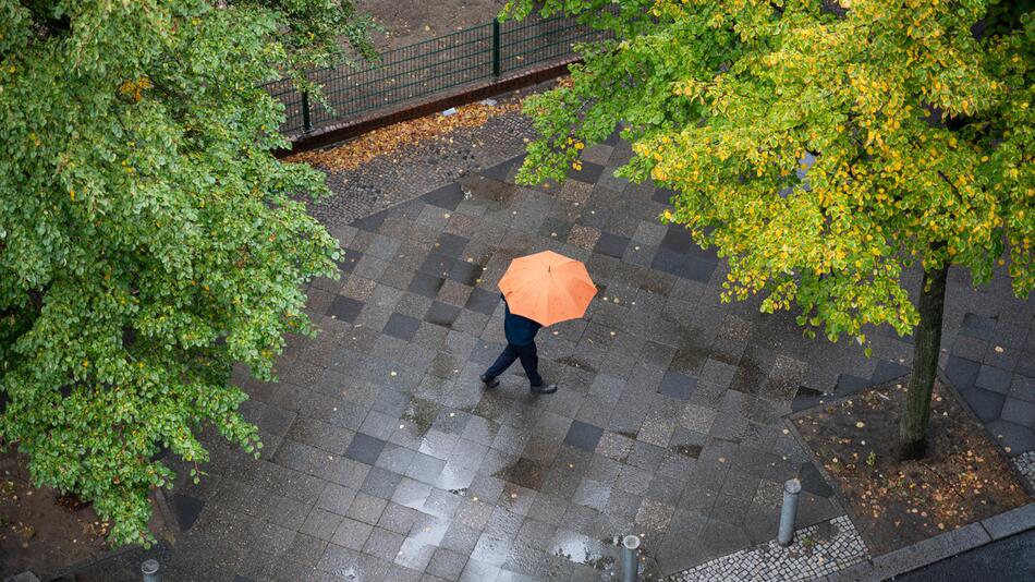 Person mit Regenschirm