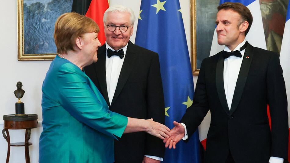 Nachdem sie Bundespräsident Frank-Walter Steinmeier begrüßt hatte, schüttelte Angela Merkel ...