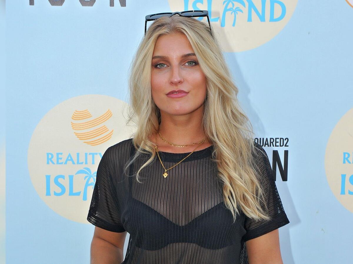 Qiz mushukchali suratdan sutni yalaydi Rossiyalik qoshiqchi Natasha Koroleva porno videolar