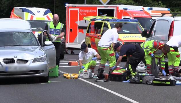 Bei Köln: Auto fährt in Kindergruppe - Mehrere Verletzte