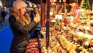 Frau auf dem Weihnachtsmarkt
