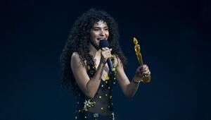 Olivia Dean räumte bei den Brit Awards 2026 vier Preise ab.