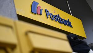 Der Schriftzug der Postbank am Eingang einer Filiale