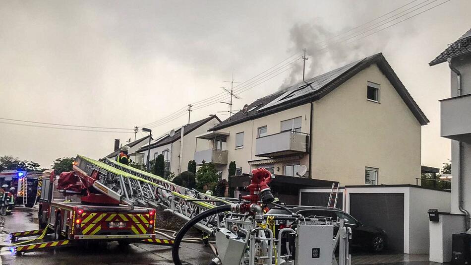 Unwetter - Blitz setzt Dachstuhl in Brand