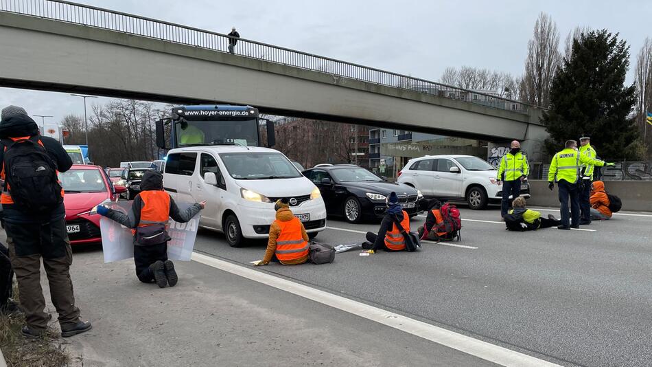 Aktivisten blockieren Autobahn 100