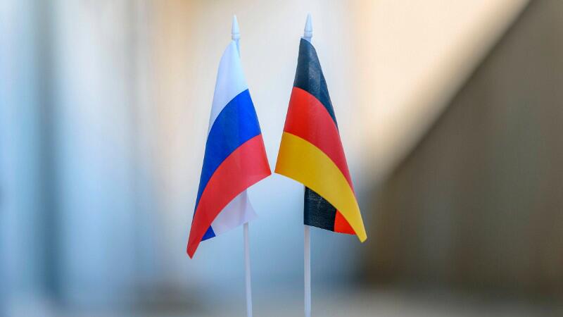 Die russische und deutsche Fahne stehen nebeneinander