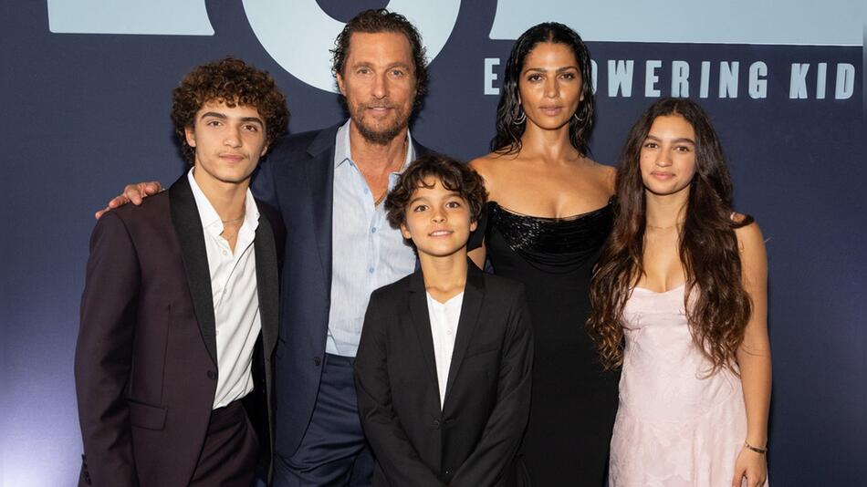 Matthew McConaughey und Camila Alves mit ihren gemeinsamen Kindern Levi (l.), Livingston und Vida.