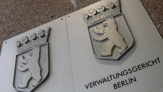 Ein Hinweisschild weist auf das Verwaltungsgericht Berlin hin.