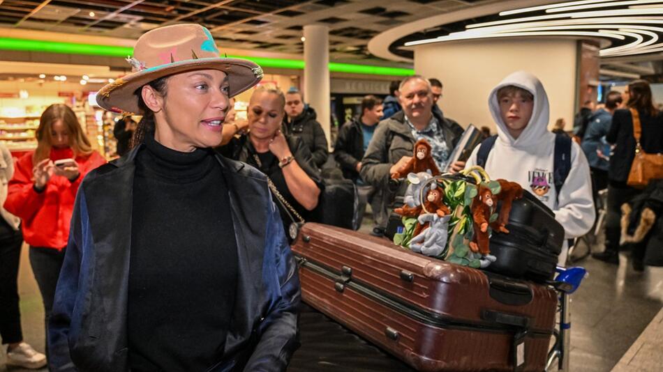 Lilly Becker und Sohn Amadeus (rechts) am Flughafen in Frankfurt.