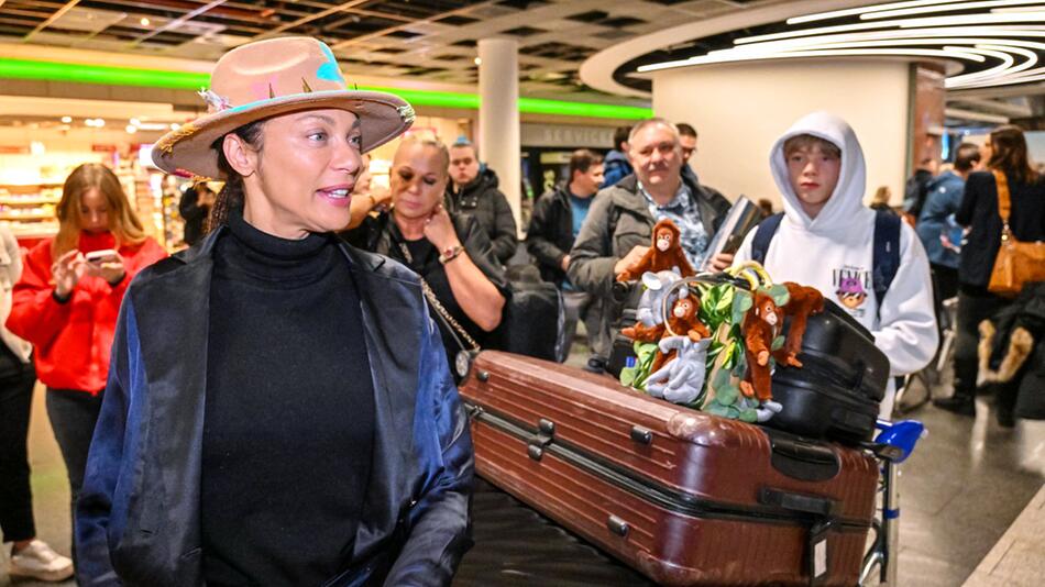 Lilly Becker und Sohn Amadeus (r.) am Flughafen in Frankfurt.