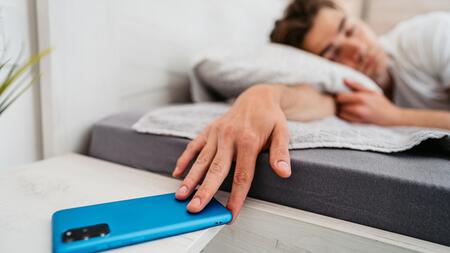 Genügt nachts der Flugmodus am Handy – oder sollte man es ganz ausschalten?