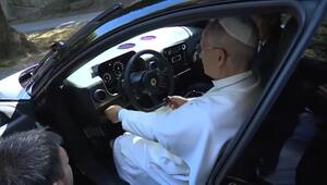 Glaubensfrage – Papst Leo sitzt Probe im neuen Elektro-Ferrari