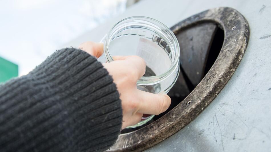 Weiß oder Grün? Glas in die richtige Tonne entsorgen