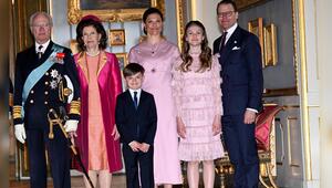 Die schwedische Königsfamilie auf einem offiziellen Porträt zum Nationalfeiertag 2024.