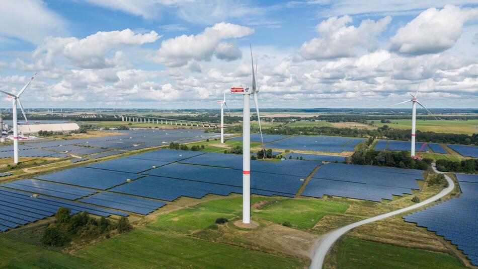 Solarpark und Windkraftanlagen