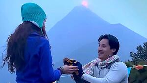 Vulkan gratuliert zu Heiratsantrag: Berg bricht genau im richtigen Moment aus