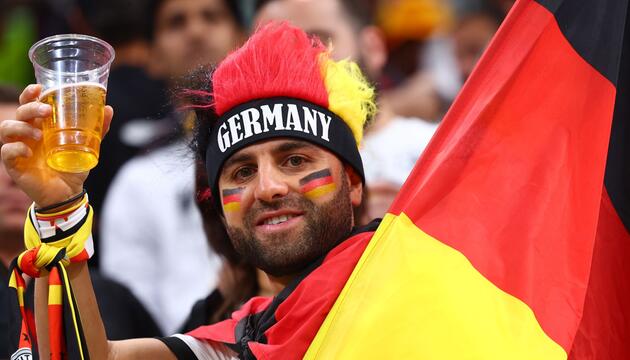 Ein Bier beim Fußball